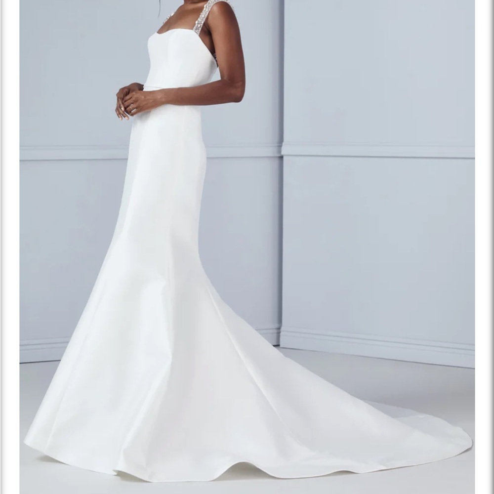 Amsale Lenox Wedding gown - rack 8; tailored to more of a 6.